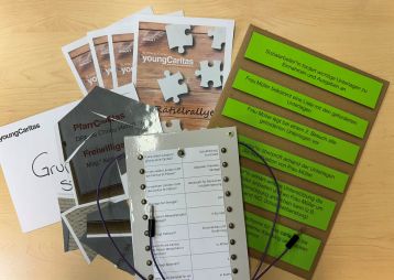 Eine Sammlung von Dokumenten und Materialien für eine youngCaritas-Veranstaltung, darunter Arbeitsblätter und Informationsblätter.
