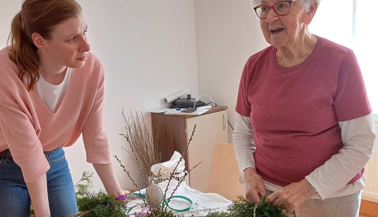 Generation übergreifend werden Palmbuschen mit bunten Ostereiern gestaltet