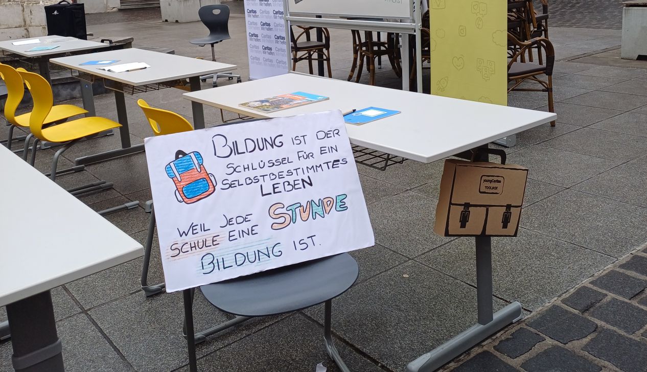 Leeres Klassenzimmer in der Innenstadt macht auf Kinder in Krisengebieten aufmerksam, die durch die Situation in ihrem Land nicht zur Schule gehen können.