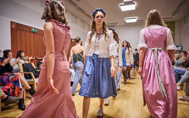 junge Frauen präsentieren ihre selbst entworfenen Kleidungsstücke bei einer Modenschau