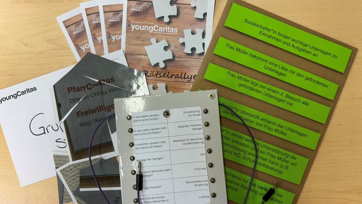 Eine Sammlung von Dokumenten und Materialien für eine youngCaritas-Veranstaltung, darunter Arbeitsblätter und Informationsblätter.