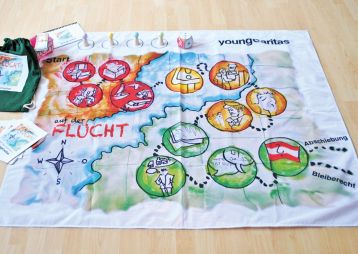 Ein interaktives Spielbrett mit dem Titel 'auf der FLUCHT', das Aspekte von Flucht und Asyl darstellt. Spielsteine und Würfel sind sichtbar.