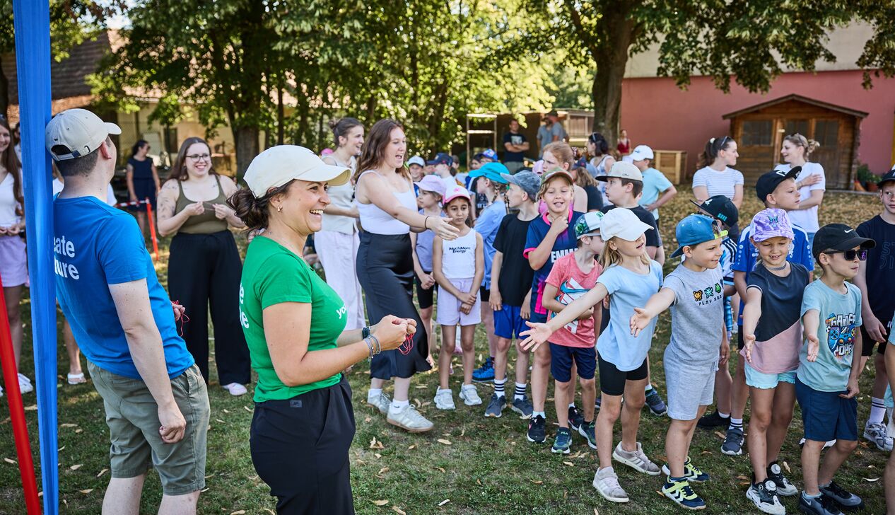 Viele Kinder und Erwachsene warten darauf Läufer*innen abzuklatschen.