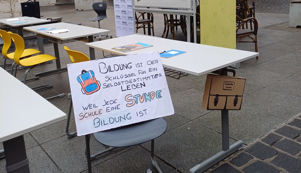 Leeres Klassenzimmer in der Innenstadt macht auf Kinder in Krisengebieten aufmerksam, die durch die Situation in ihrem Land nicht zur Schule gehen können.