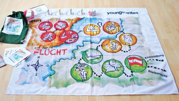 Ein interaktives Spielbrett mit dem Titel 'auf der FLUCHT', das Aspekte von Flucht und Asyl darstellt. Spielsteine und Würfel sind sichtbar.
