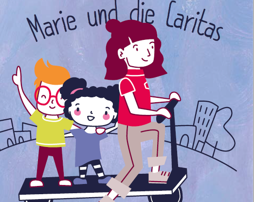 Drei Kinder stehen auf einem Roller, fröhlich lächelnd. Ein Junge und ein Mädchen begleiten ein anderes Mädchen, das auf dem Roller steht.
