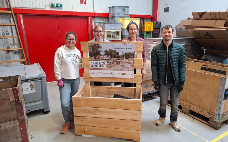 vier Personen rund um das fertig aufgebaute Beet