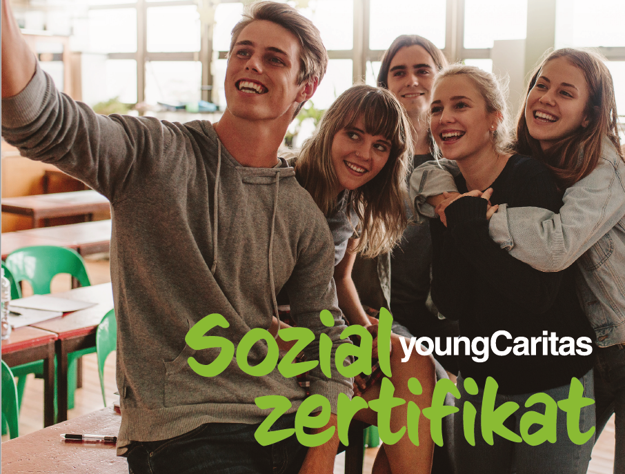 Gruppe lächelnder junger Menschen, die ein Selfie machen, während sie zusammen im Raum sitzen, symbolisiert Teamarbeit und Gemeinschaft.