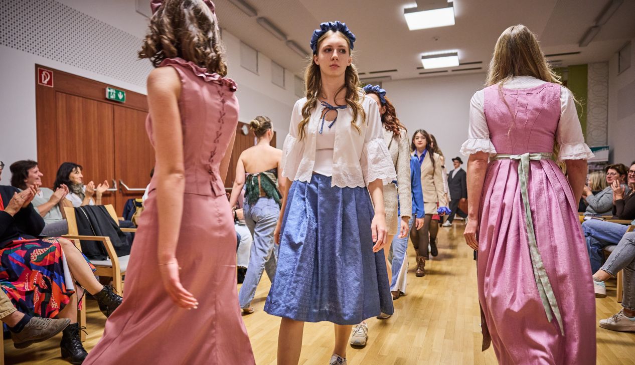 junge Frauen präsentieren ihre selbst entworfenen Kleidungsstücke bei einer Modenschau