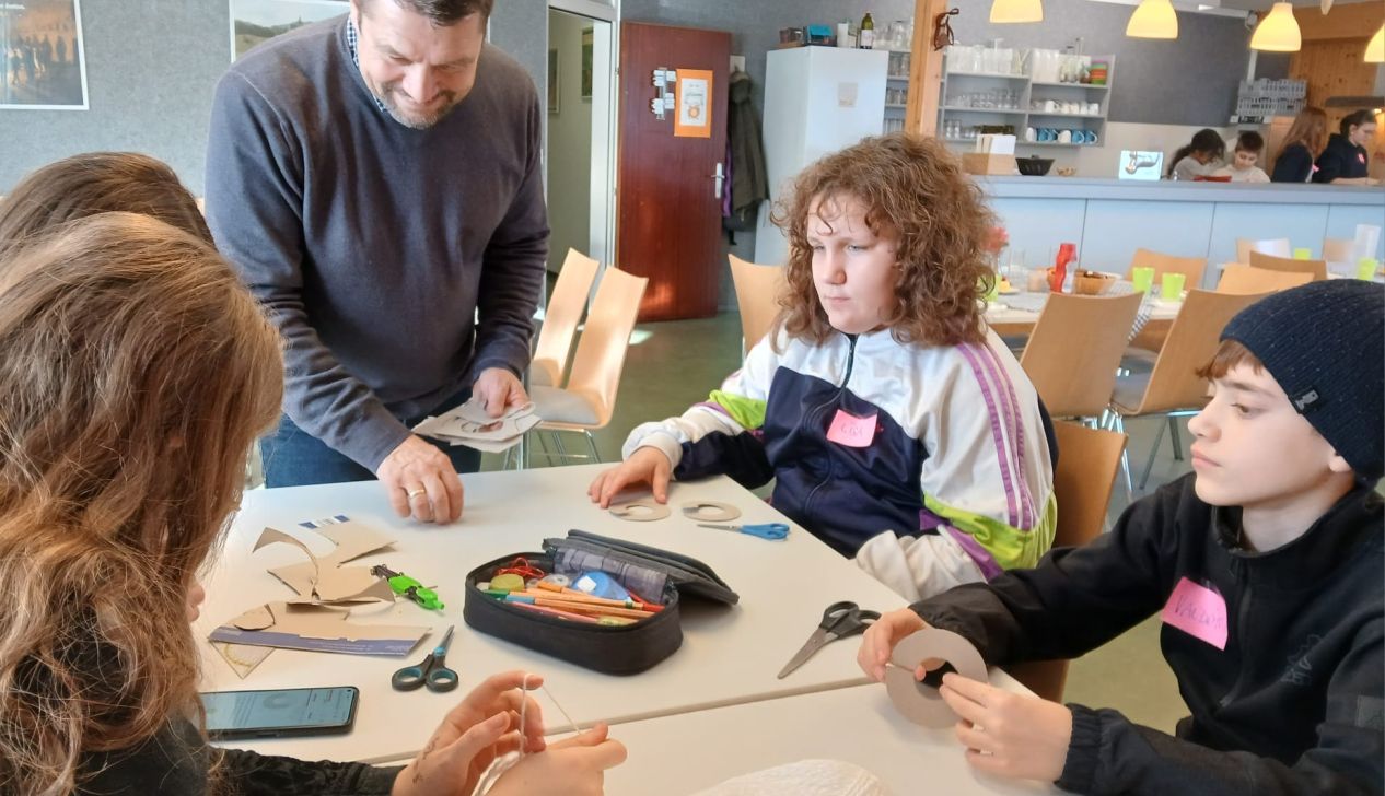 Kinder aus dem BRG Steyr Sitzen am Tisch im Lerncafé Steyr